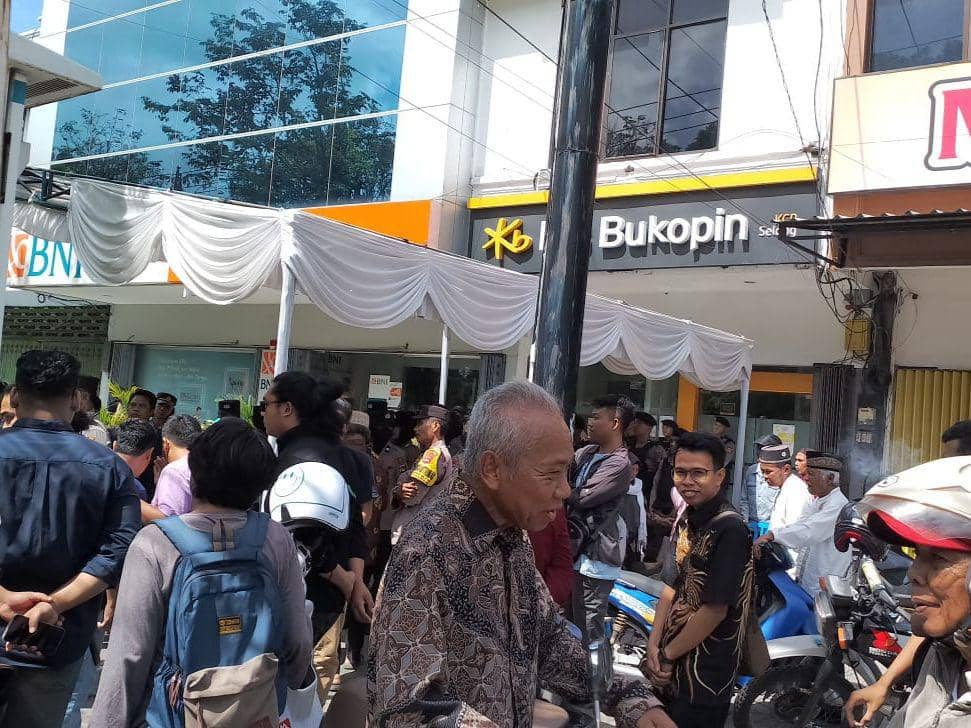 Nasabah Bank Bukopin saat melakukan aksi demo di depa kantor Bank Bukopin Lotim (IDN Times/Ruhaili)