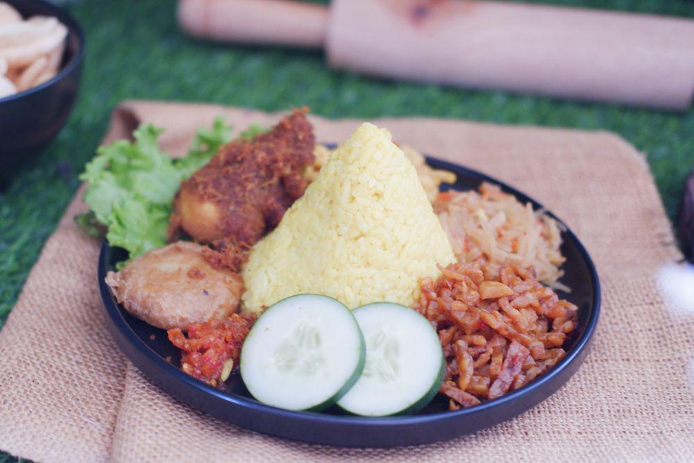 5 Lauk Pendamping Nasi Kuning Berbumbu Balado, Penuh Kenikmatan!