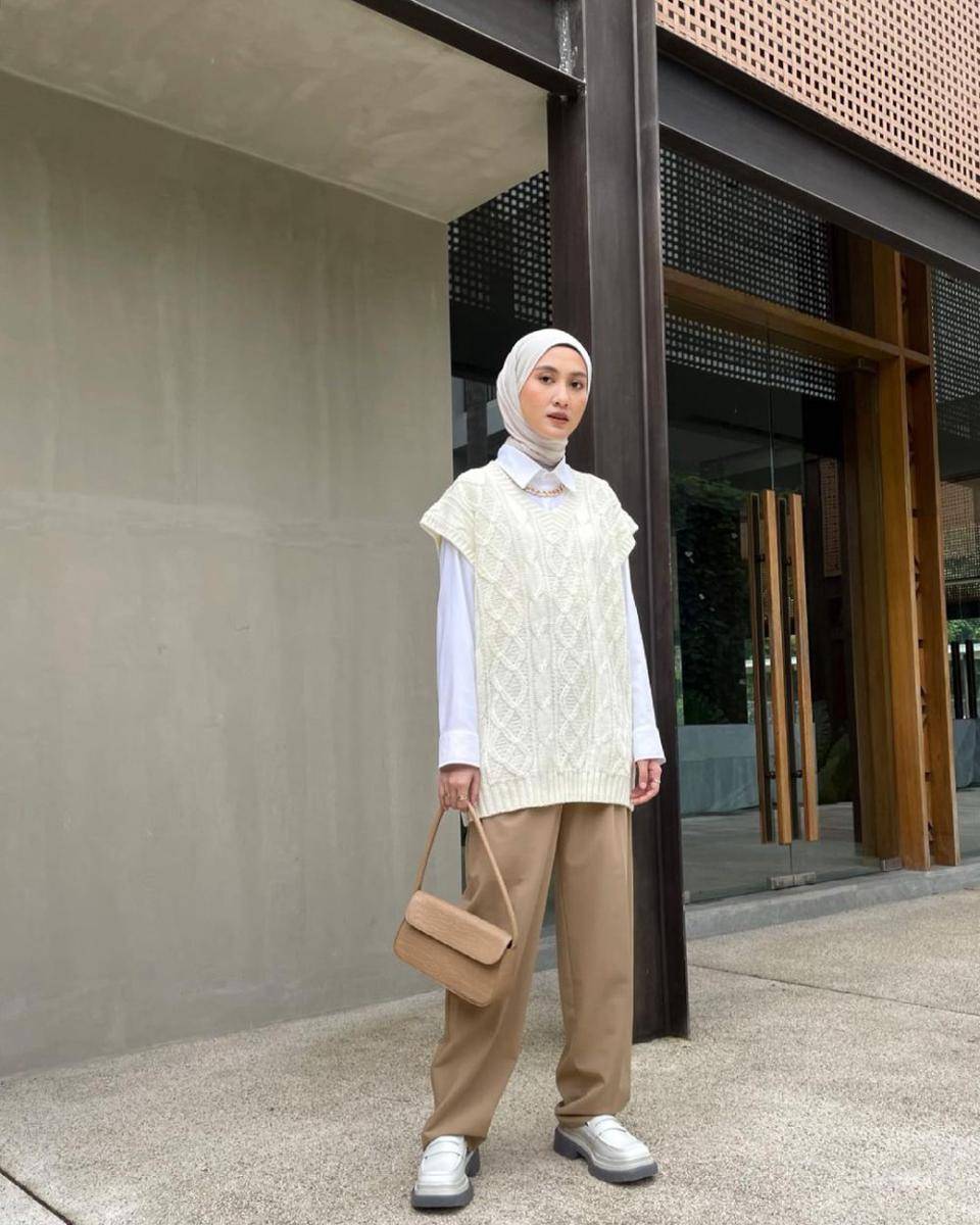 ide styling vest putih ala Inas Rana (instagram.com/inasrana)