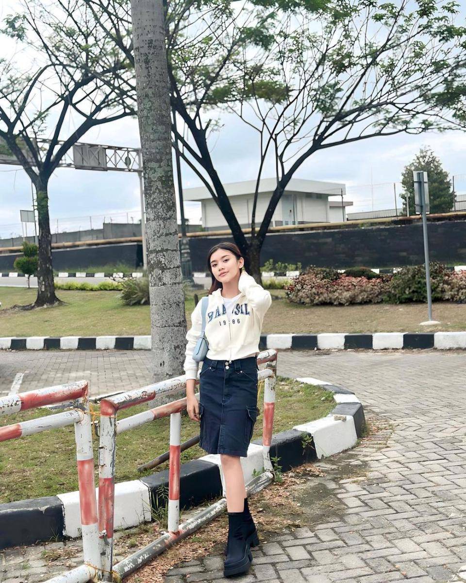 padu padan outfit minimalis ala Sridevi (instagram.com/da5_sridevi03)