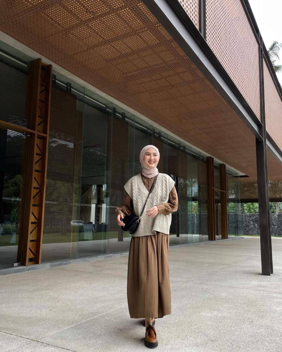 ide styling vest putih ala Inas Rana (instagram.com/inasrana)
