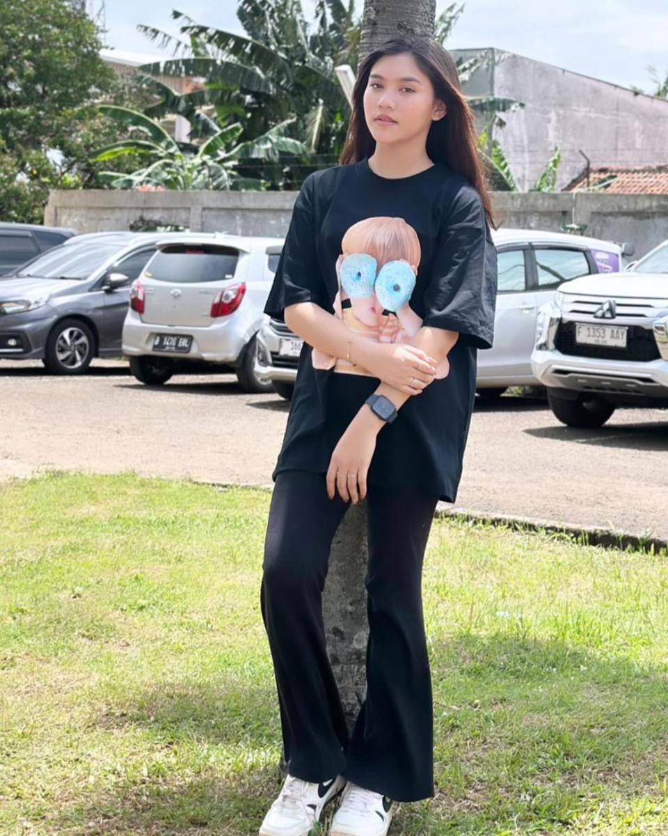 padu padan outfit minimalis ala Sridevi (instagram.com/da5_sridevi03)