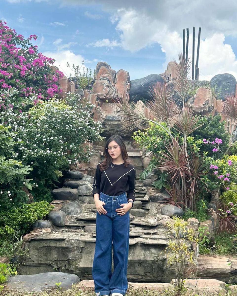 padu padan outfit minimalis ala Sridevi (instagram.com/da5_sridevi03)