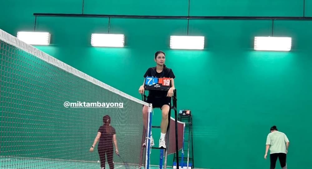 potret Mikha Tambayong dan Deva Mahenra main badminton (instagram.com/marmond)