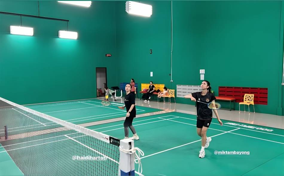 potret Mikha Tambayong dan Deva Mahenra main badminton (instagram.com/marmond)