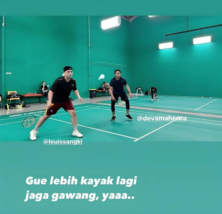 potret Mikha Tambayong dan Deva Mahenra main badminton (instagram.com/marmond)