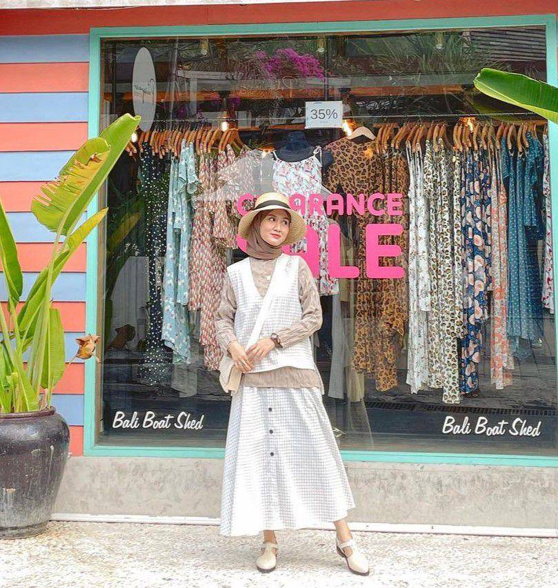 ide styling vest putih ala Inas Rana (instagram.com/inasrana)