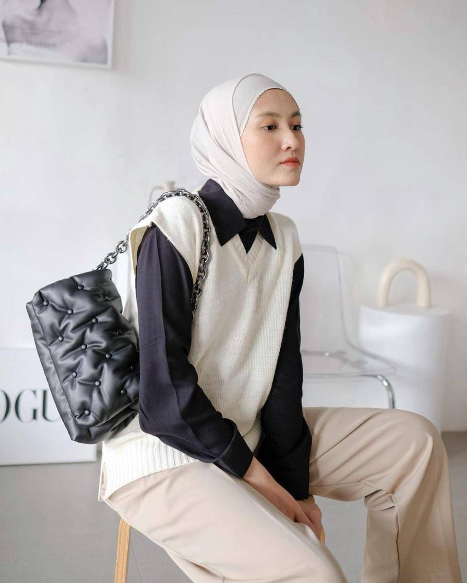 ide styling vest putih ala Inas Rana (instagram.com/inasrana)