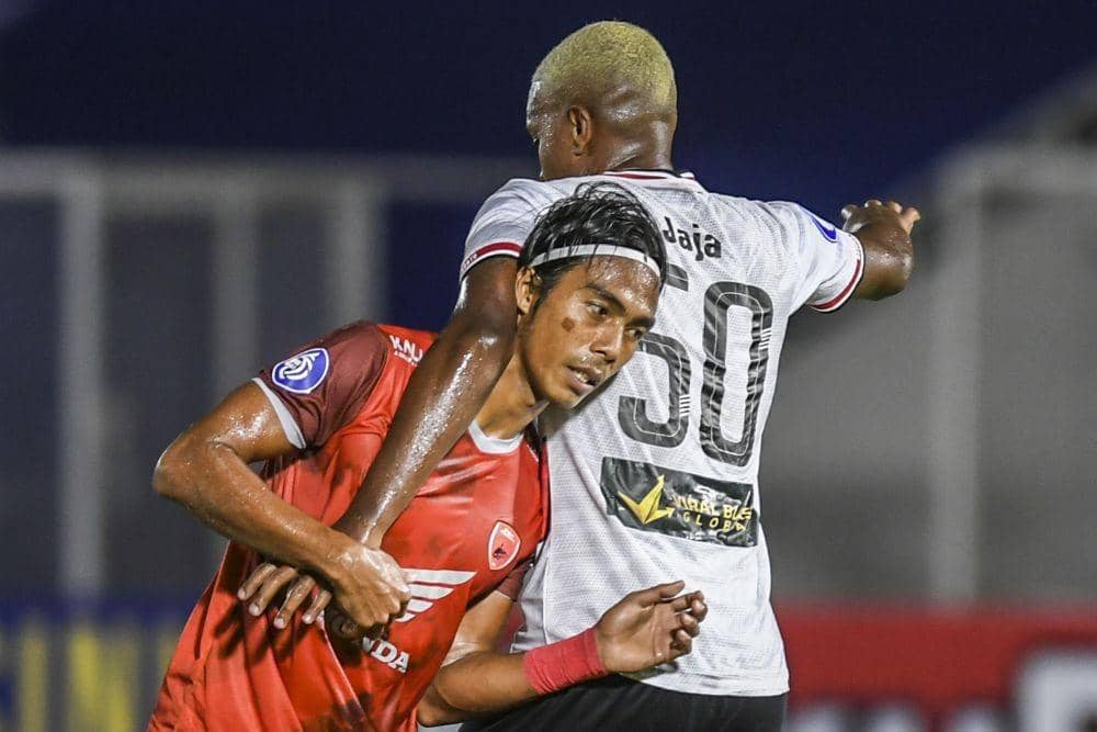 Pemain Madura United FC Hugo Gomes Dos Santos Silva (kanan) berebut bola dengan pemain PSM Makassar Erwin Gutawa (kiri) dalam lanjutan Liga 1 2021-2022 di Stadion Madya Gelora Bung Karno, Jakarta, Minggu (12/9/2021). (ANTARA FOTO/Galih Pradipta)