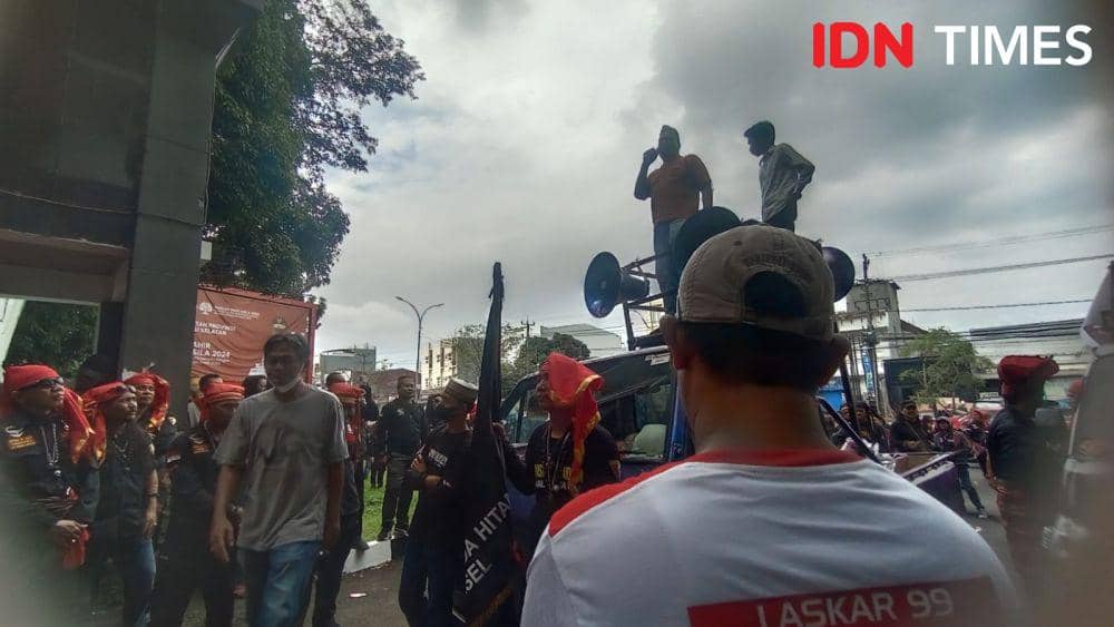Demonstrasi di depan Kantor Gubernur Sulsel menuntut pencabutan izin W Super Club milik Hotman Paris Hutapea di Makassar, Senin (3/6/2024). (IDN Times/Ashrawi Muin)