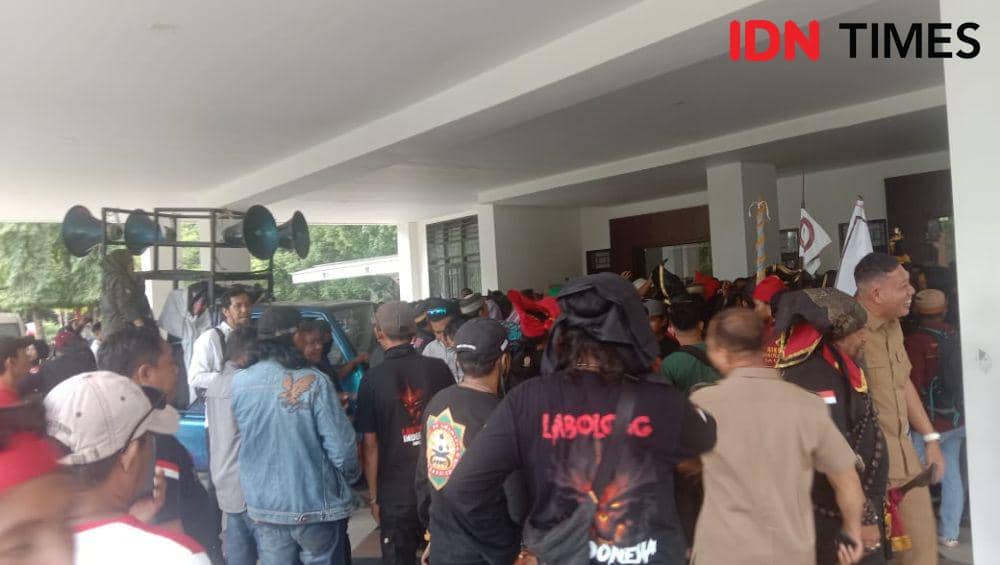 Demonstrasi di depan Kantor Gubernur Sulsel menuntut pencabutan izin W Super Club milik Hotman Paris Hutapea di Makassar, Senin (3/6/2024). (IDN Times/Ashrawi Muin)
