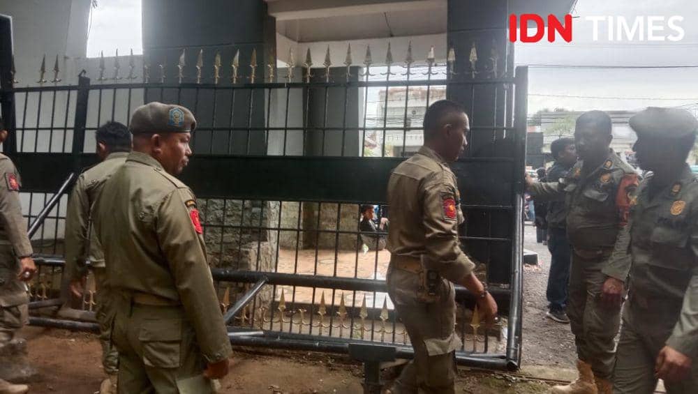 Demonstrasi di depan Kantor Gubernur Sulsel menuntut pencabutan izin W Super Club milik Hotman Paris Hutapea di Makassar, Senin (3/6/2024). (IDN Times/Ashrawi Muin)