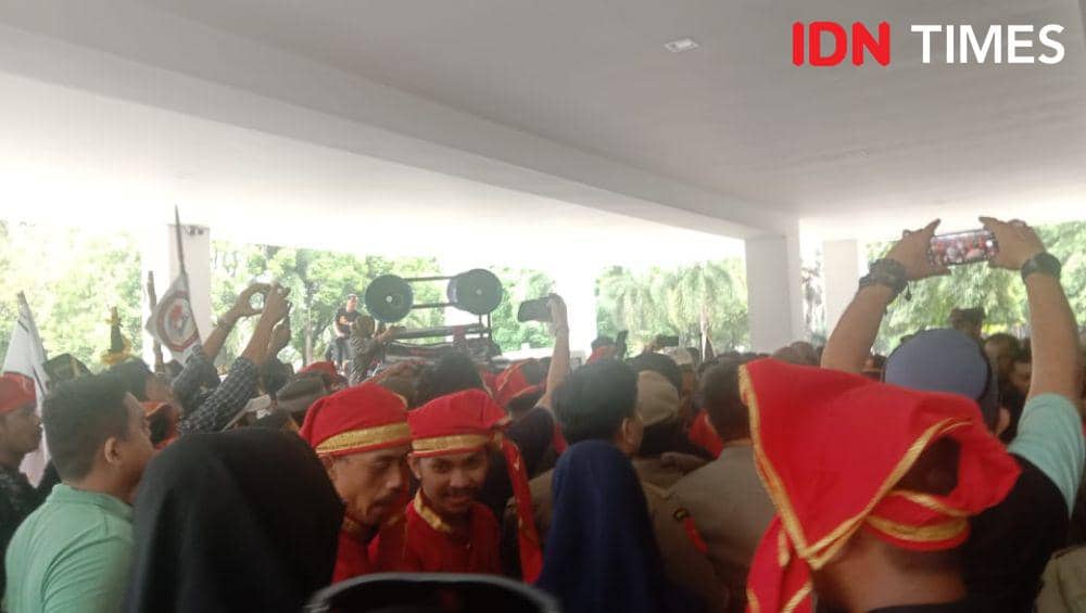 Demonstrasi di depan Kantor Gubernur Sulsel menuntut pencabutan izin W Super Club milik Hotman Paris Hutapea di Makassar, Senin (3/6/2024). (IDN Times/Ashrawi Muin)