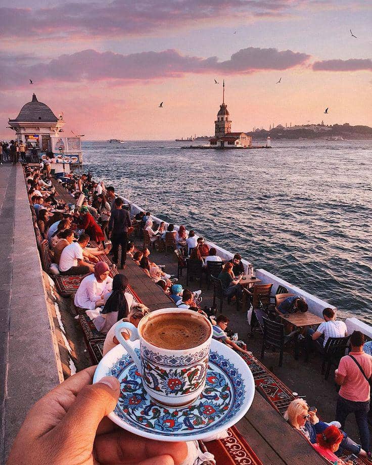 Ilustrasi minum kopi (Dok: Pinterest)