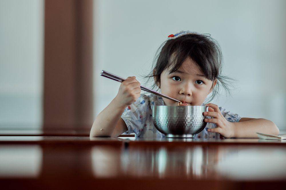 ilustrasi anak makan (pixabay.com/b13923790)