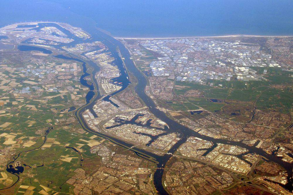 potret udara Pelabuhan Rotterdam dan kawasan di sekitarnya (commons.wikimedia.org/Dkvtig)