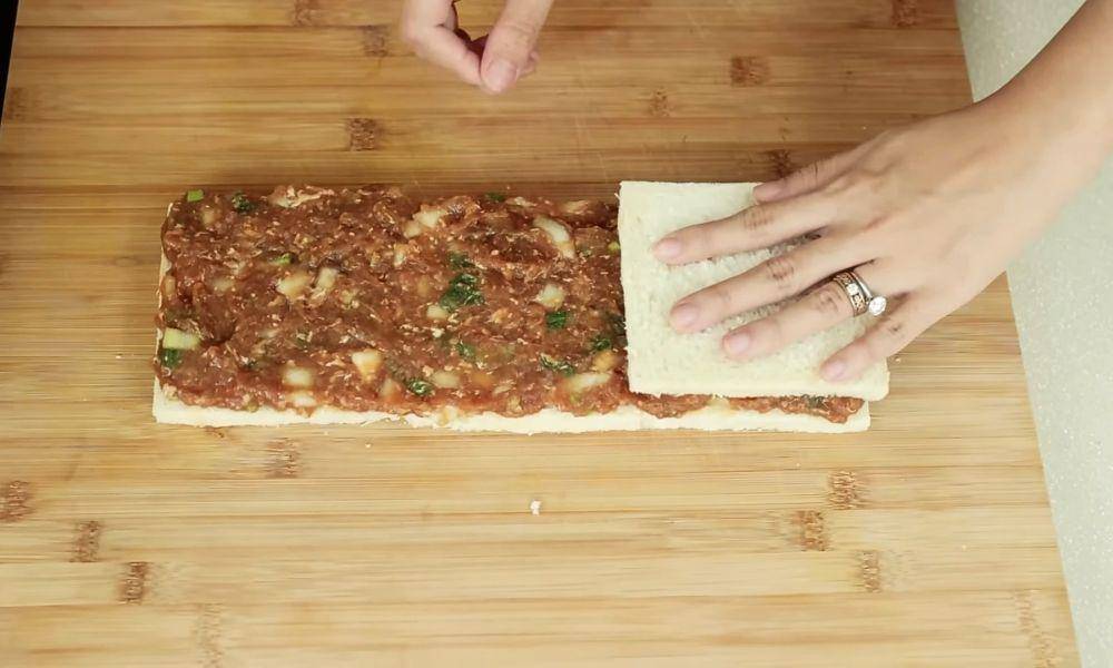 ilustrasi membuat martabak telur roti tawar (youtube.com/Devina Hermawan)