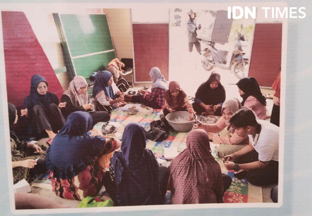 Prospek bantal Eceng Gondok Ramah Lingkungan di Bawah CSR Pertamina (IDN Times/Feny Maulia Agustin)