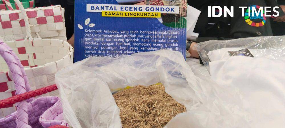 Prospek bantal Eceng Gondok Ramah Lingkungan di Bawah CSR Pertamina (IDN Times/Feny Maulia Agustin)