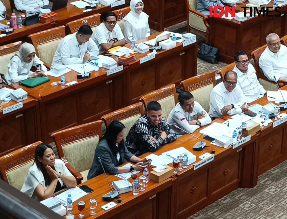 Momen Calvin Verdonk Nyanyi Indonesia Raya di Depan Anggota DPR