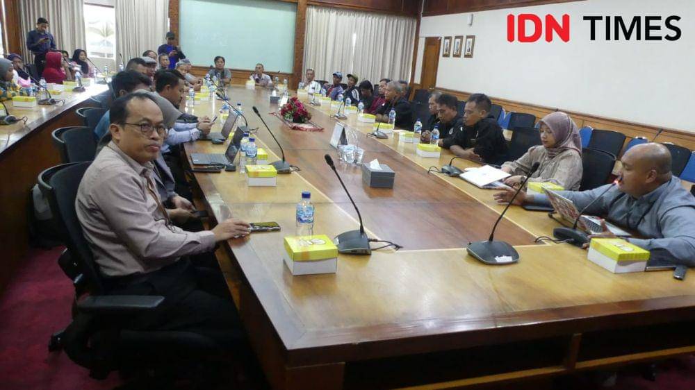 Paguyuban pedagang Sehati alun-alun Purwokerto saat mendapat sosialisasi perkembangan penggunaan alat pembayaran QRIS di kantor Bank Indonesia Purwokerto, Senin (3/6/2024).(IDN Times/Foto : Mas Sal)