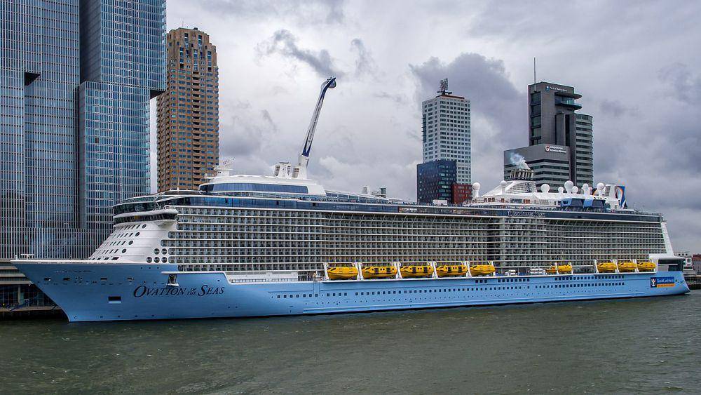 kapal pesiar mewah Ovation of the Seas milik Royal Caribbean International yang mampu membawa 4.900-an penumpang ketika tiba di Pelabuhan Rotterdam saat pelayaran perdananya di tahun 2016 (commons.wikimedia.org/Frans Berkelaar)