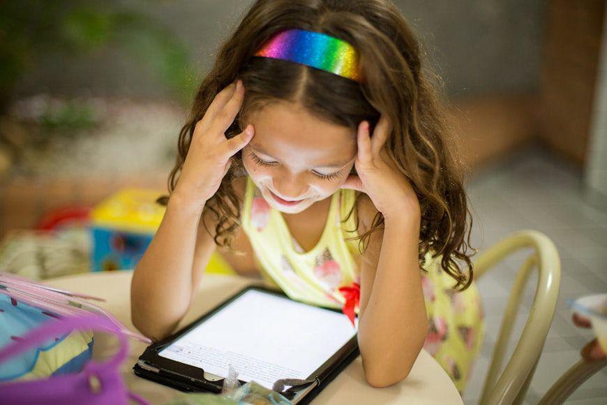 3 Pertimbangan Sebelum Memberikan Gadget pada Anak