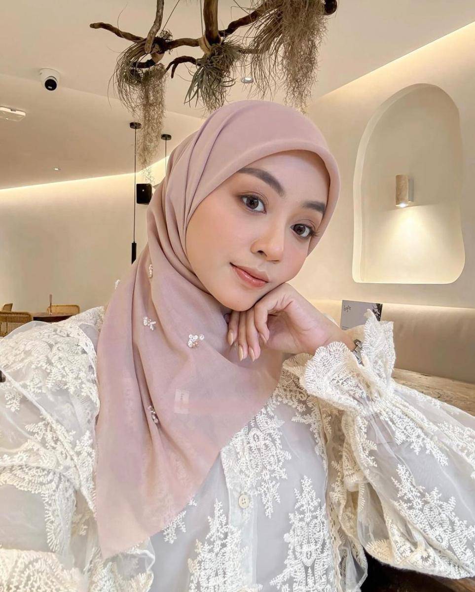 inspirasi peach makeup look ala Meirani Amalia (instagram.com/meiraniap)