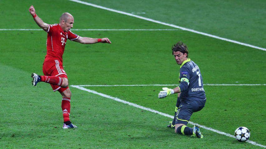 Kiper Dortmund, Roman Weidenfeler (kanan), gagal menahan sepakan Arjen Robben (kiri) pada final UCL 2013. (bundesliga.com)