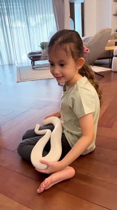 potret Arabella main ular (instagram.com/aurakasih)