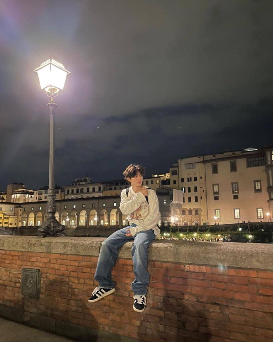 outfit traveling ala Kim Hanbin (instagram.com/shxxbi131)