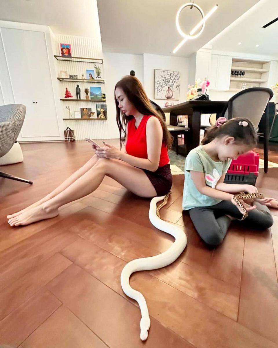 potret Arabella main ular (instagram.com/aurakasih)