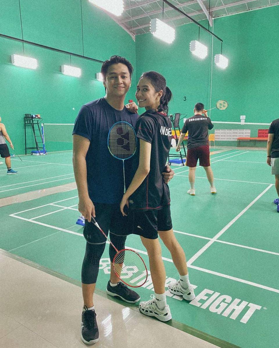 potret Mikha Tambayong dan Deva Mahenra main badminton (instagram.com/miktambayong)