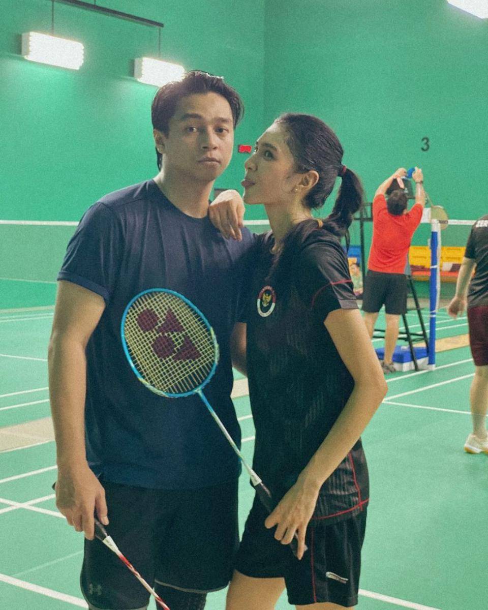 potret Mikha Tambayong dan Deva Mahenra main badminton (instagram.com/miktambayong)