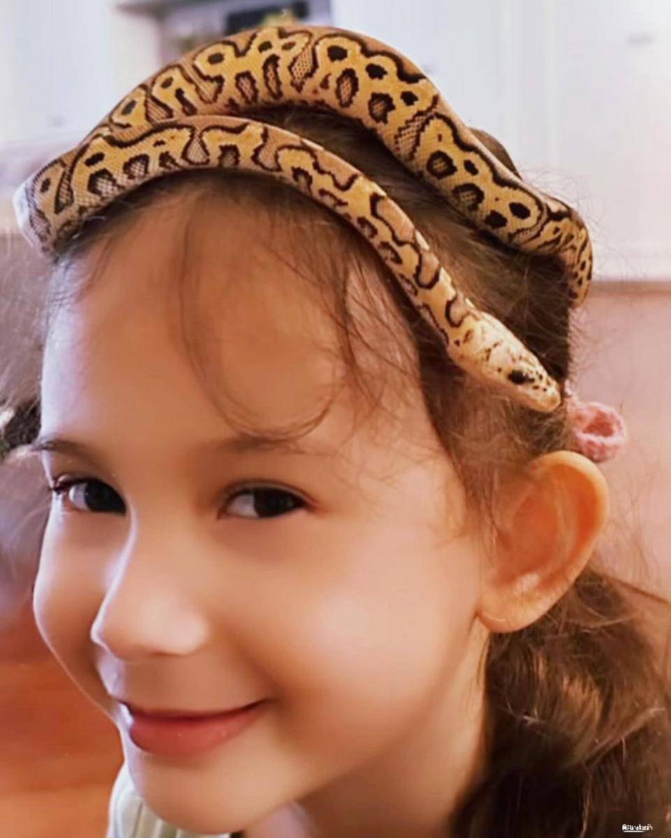 potret Arabella main ular (instagram.com/aurakasih)
