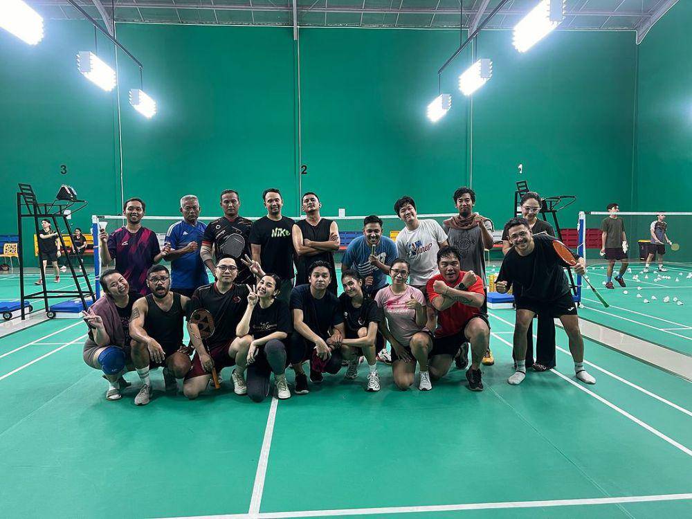 potret Mikha Tambayong dan Deva Mahenra main badminton (instagram.com/zarhendrik)