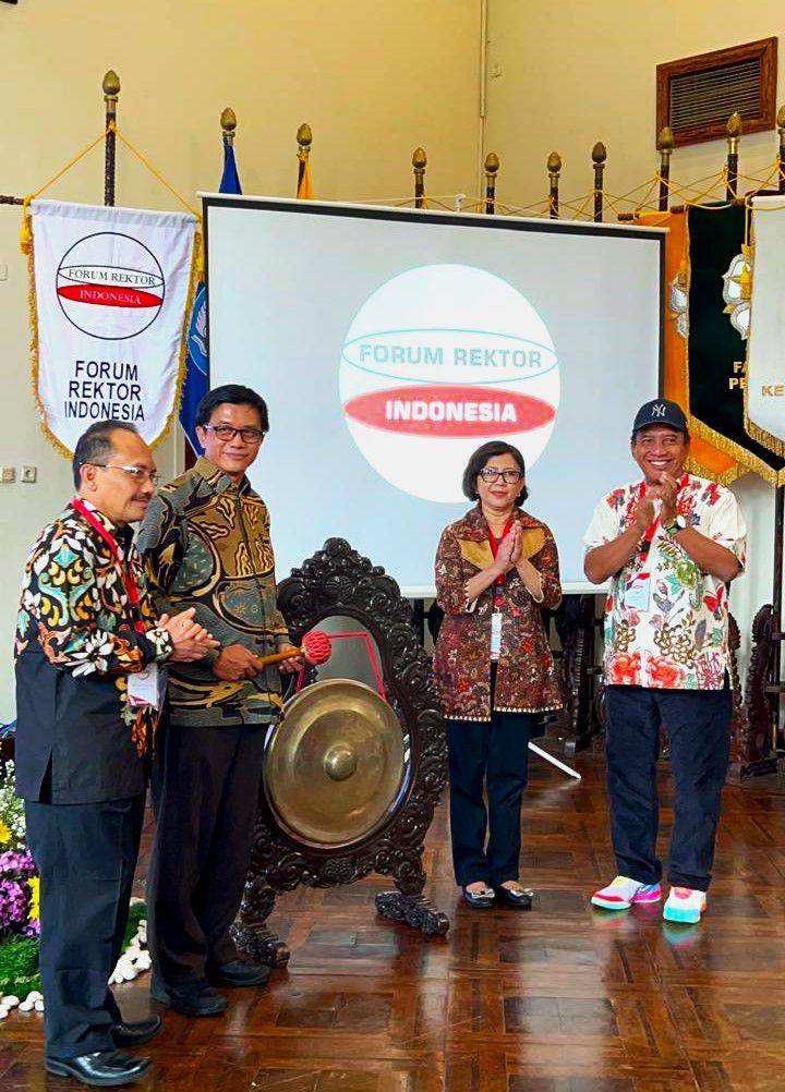 Rektor Unesa, Cak Hasan (paling kanan) dalam Pelantikan Pengurus Forum Rektor Indonesia 2024-2025. (Dok. Humas Unesa)