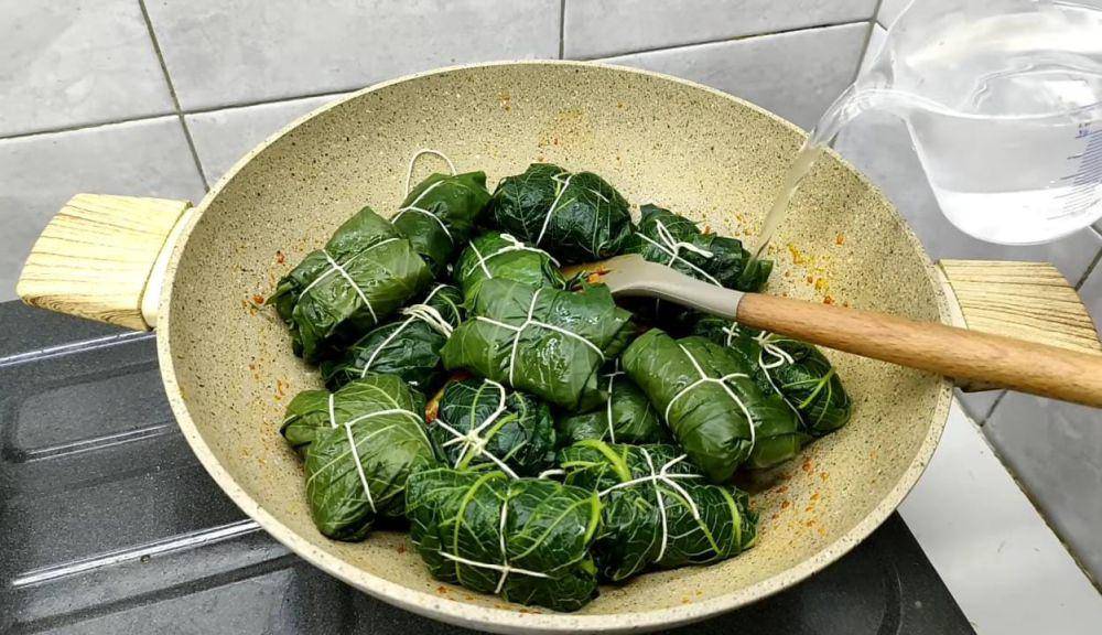 ilustrasi memasak buntil daun pepaya (youtube.com/CR COOK)