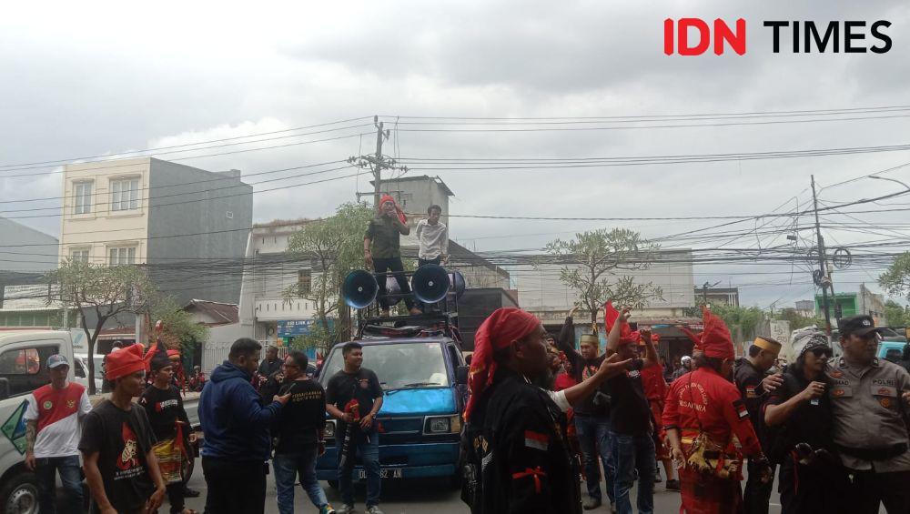Massa Demo Kantor Gubernur Sulsel, Minta Izin W Super Club Dicabut
