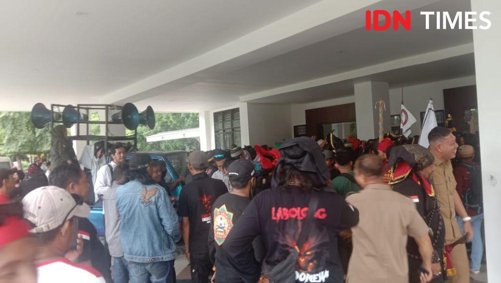 Tuntut Cabut Izin W Super Club, Massa Jebol Pagar Kantor Gubernur
