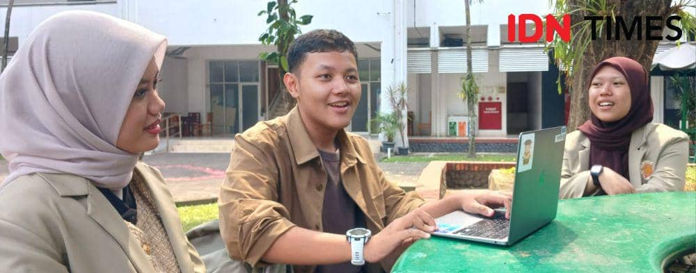 Tiga mahasiswa Universitas Gadjah Mada (UGM) maju babak final Liga Debat Mahasiswa 2024 IDN Times. Nawfal Aulia Luthfurrahman, Meira Davina Jasmine, dan Haybah Shabira. (IDNTimes/Febriana Sinta)