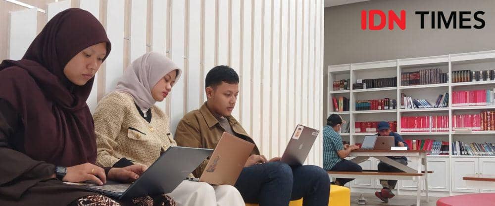 Tiga mahasiswa Universitas Gadjah Mada (UGM) maju babak final Liga Debat Mahasiswa 2024 IDN Times. Nawfal Aulia Luthfurrahman, Meira Davina Jasmine, dan Haybah Shabira. (IDNTimes/Febriana Sinta)