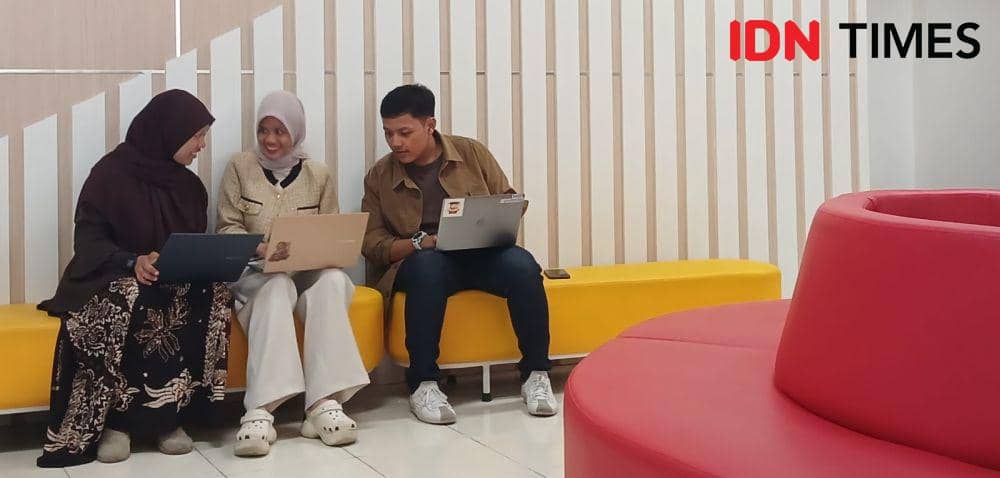 Tiga mahasiswa Universitas Gadjah Mada (UGM) maju babak final Liga Debat Mahasiswa 2024 IDN Times. Nawfal Aulia Luthfurrahman, Meira Davina Jasmine, dan Haybah Shabira. (IDNTimes/Febriana Sinta)