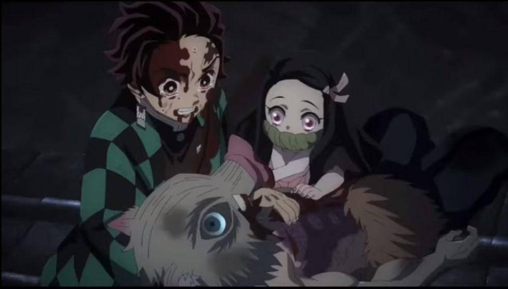 Nezuko menyembuhkan Inosuke (dok. Ufotable/Demon Slayer: Kimetsu no Yaiba)