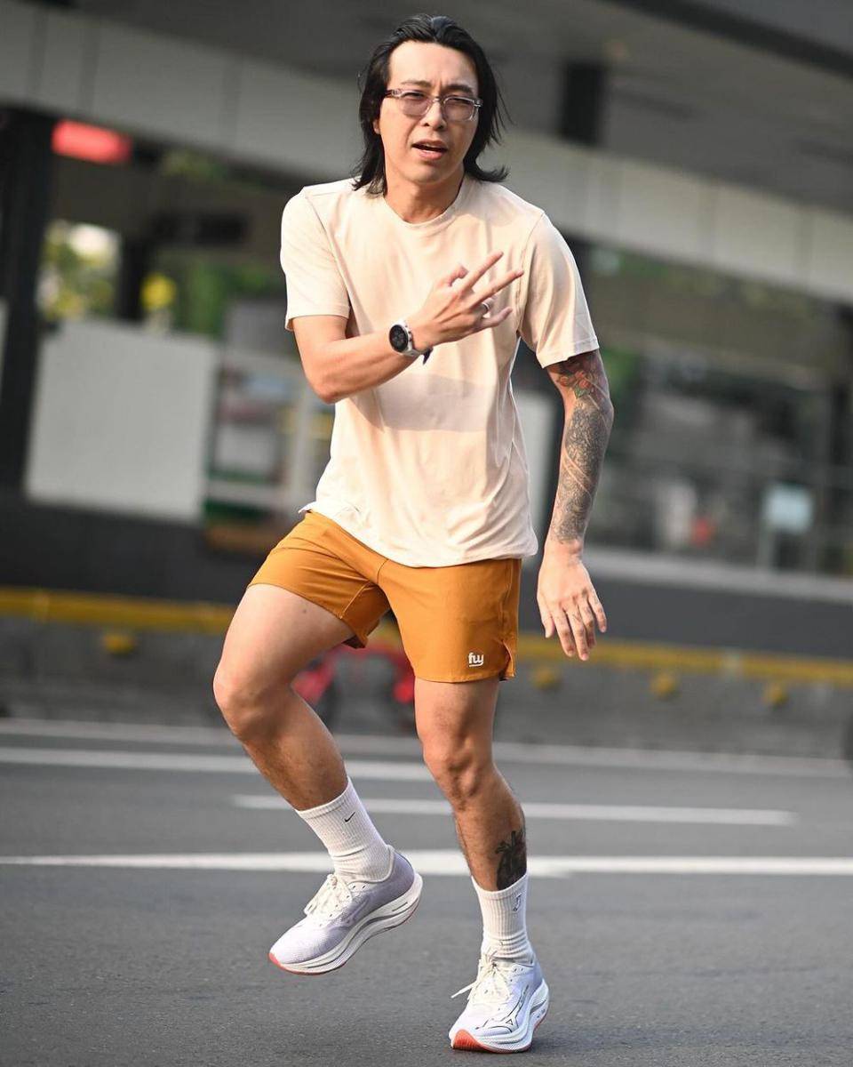 potret dr. Tirta lari sambil pamer rambut indah (instagram.com/dr.tirta)