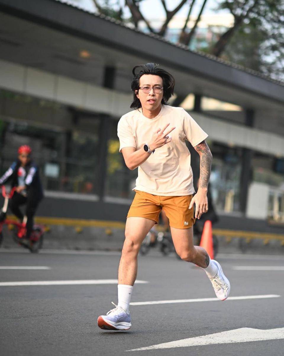 potret dr. Tirta lari sambil pamer rambut indah (instagram.com/dr.tirta)