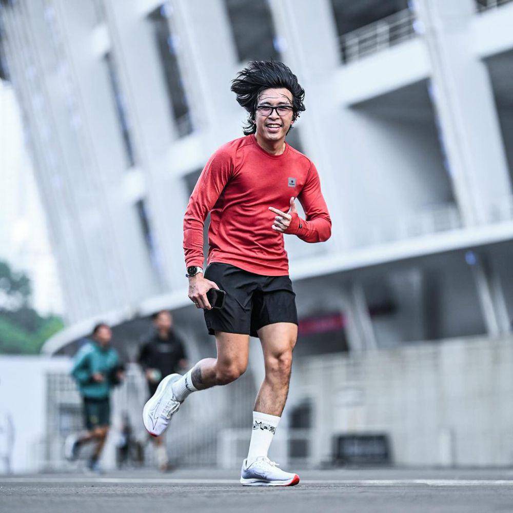 potret dr. Tirta lari sambil pamer rambut indah (instagram.com/dr.tirta)