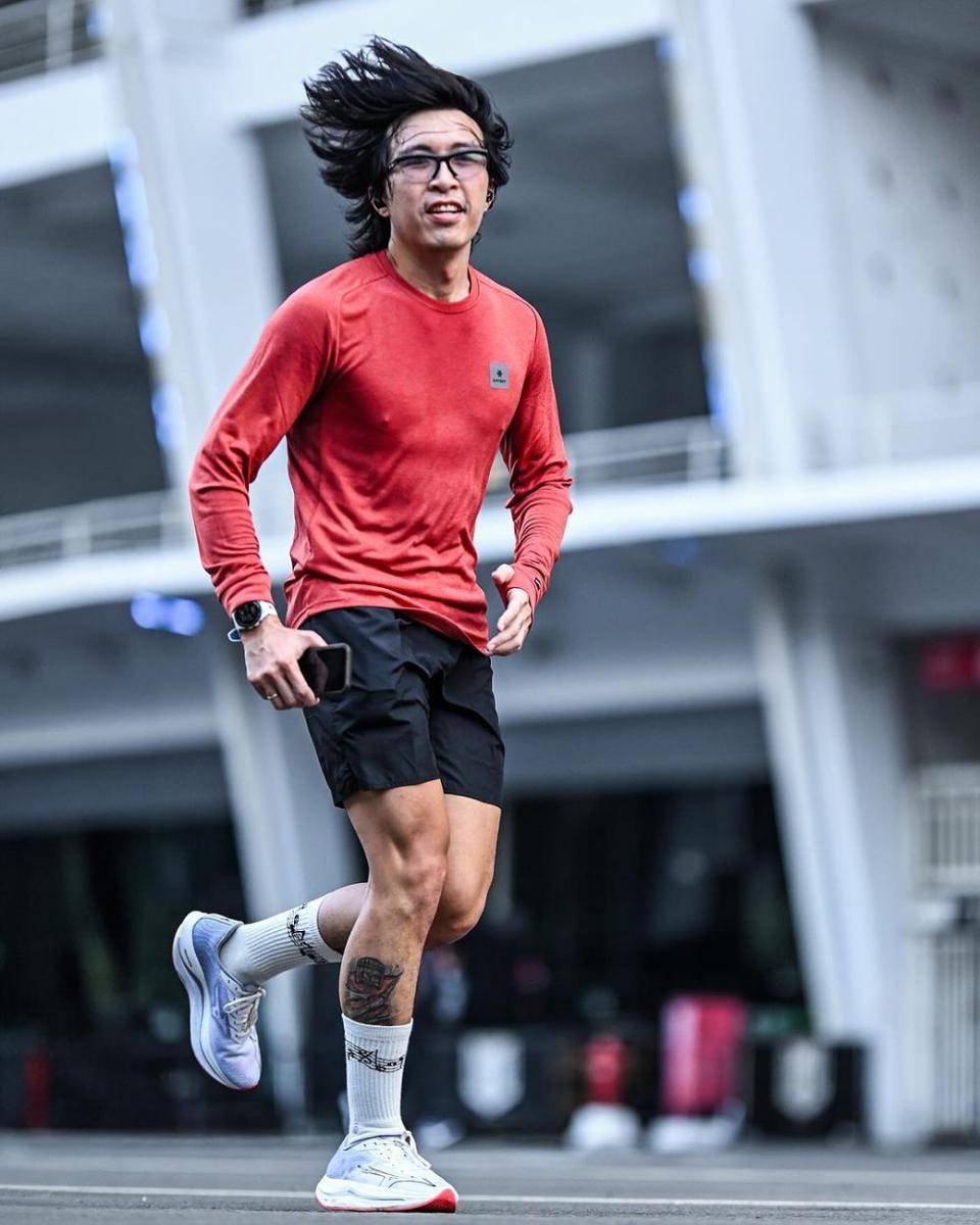potret dr. Tirta lari sambil pamer rambut indah (instagram.com/dr.tirta)