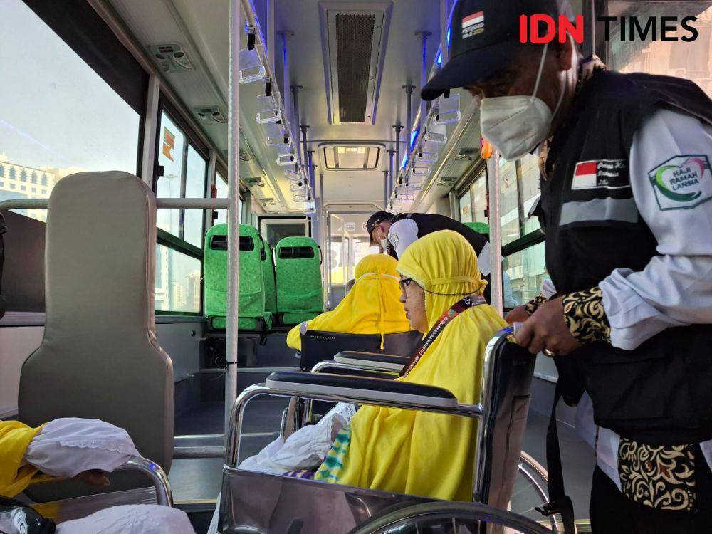 Bus Shalawat ramah Lansia di Makkah, Selasa, (4/6/2024). IDN Times/Faiz Nashrillah