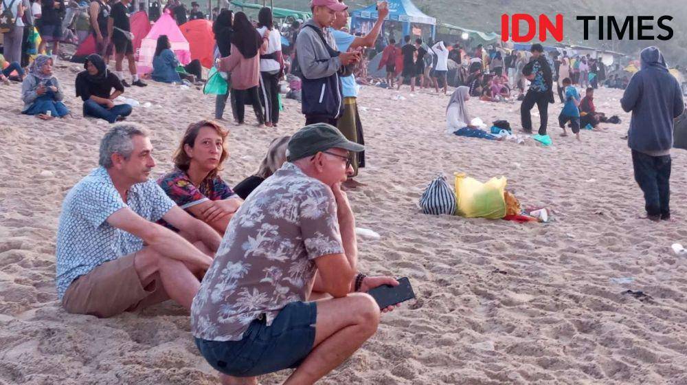 Turis asing menyaksikan tradisi bau nyale di Pantai Seger Kuta Lombok Tengah. (IDN Times/Muhammad Nasir)